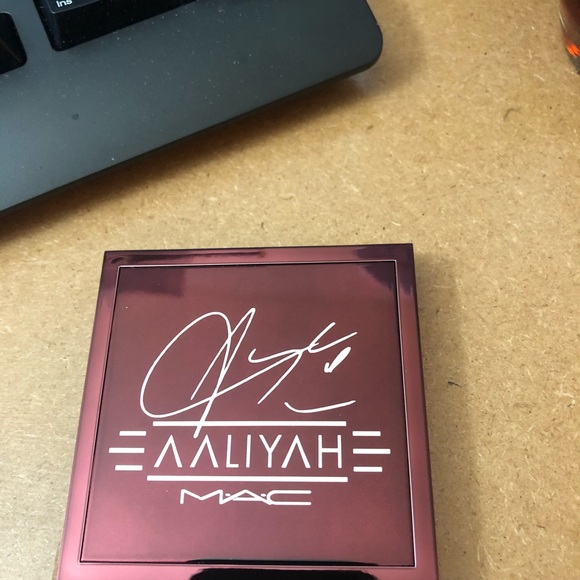 MAC Eyeshadow x9 - Age Ain’t Nothing Aaliy… - Picture 5 of 6